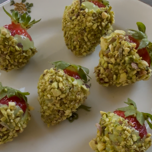 Fraises croquantes au matcha et pistache