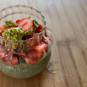 Pudding de chia au matcha et fraises marinées